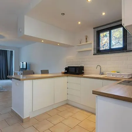 Dona Lola Seafront Duplex *