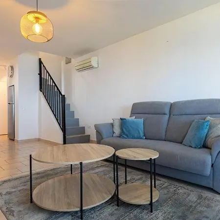 Dona Lola Seafront Duplex *
